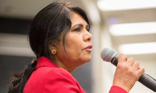 A colloquium speaker with a microphone in her hand